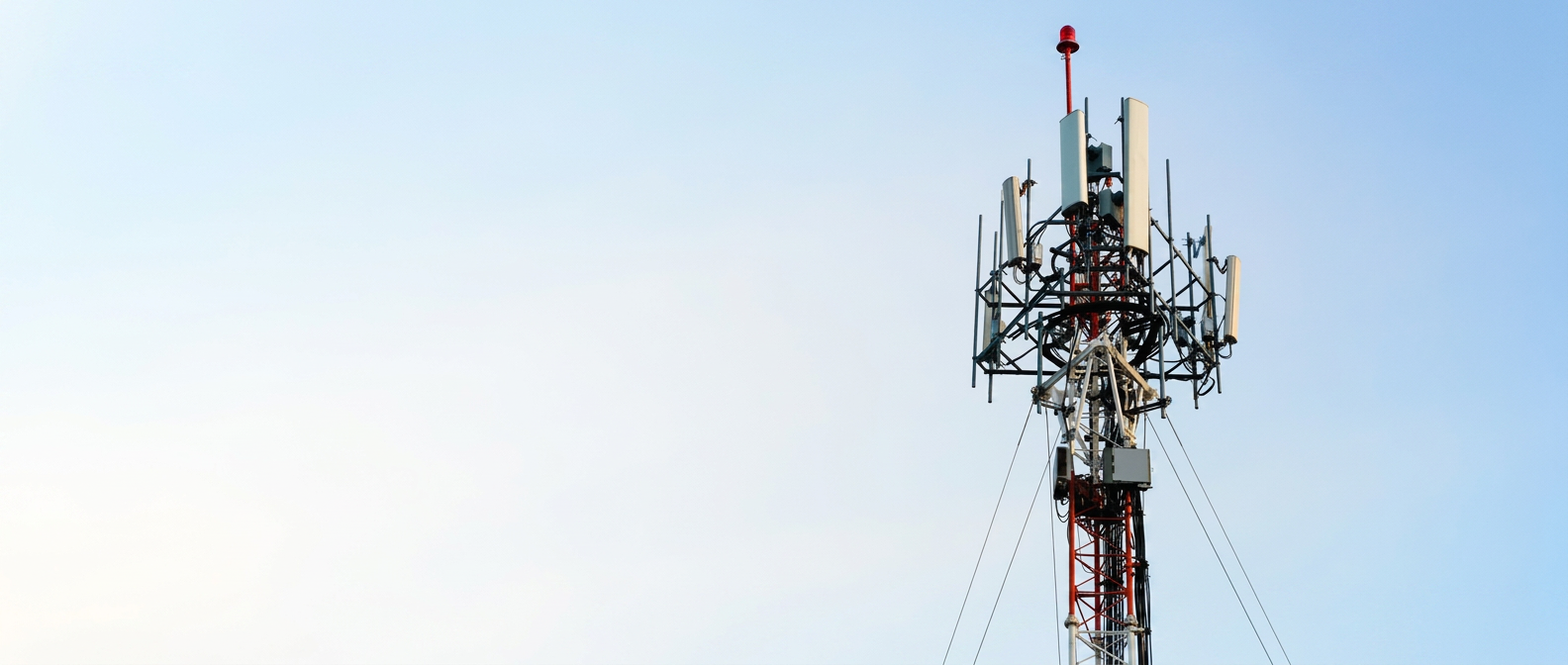 Pylône télécom équipé d'antennes sous un ciel dégagé